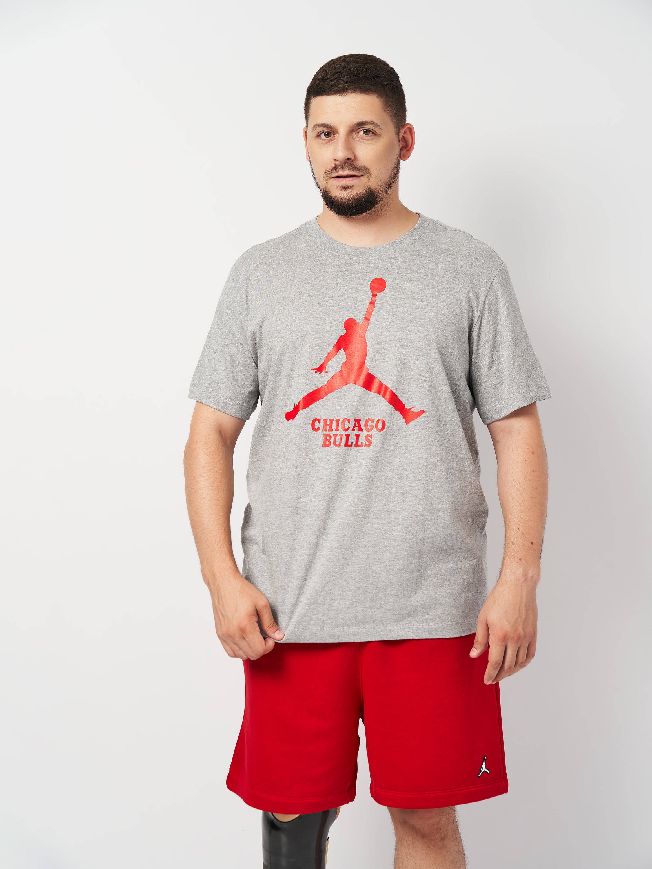 Акція на Футболка чоловіча Nike Chi M Nk Es Nba Jdn Ss Tee FD1460-063 XL Сіра від Rozetka