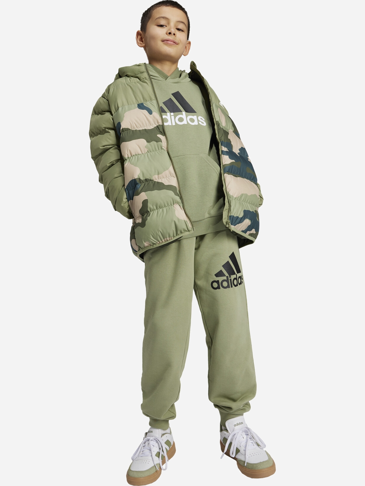 Акція на Підліткова демісезонна куртка для хлопчика Adidas J Sd Aop Jkt IW0545 140 см Зелена від Rozetka