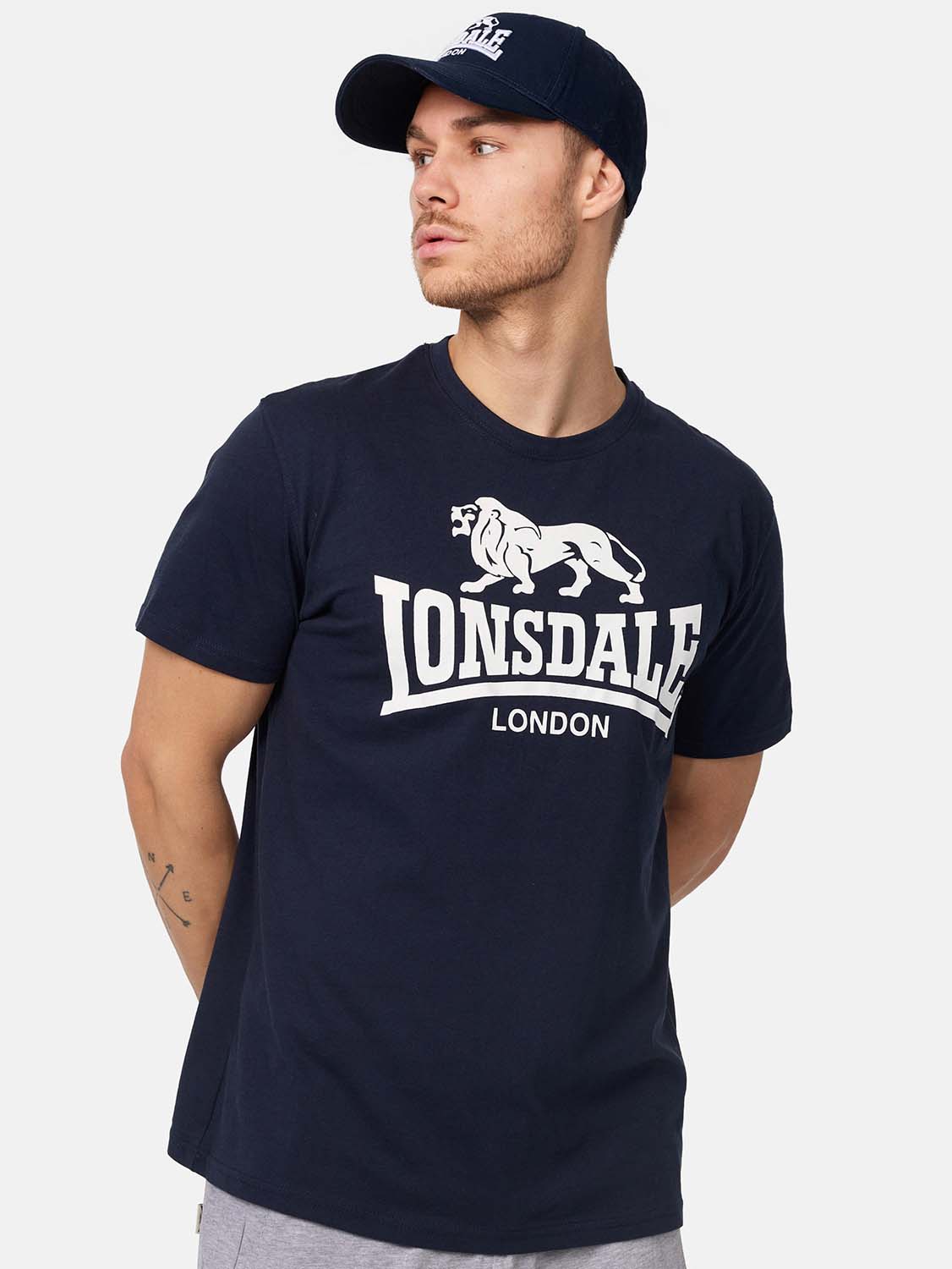 Акція на Футболка бавовняна довга чоловіча Lonsdale LOGO 119083-3008 L NAVY від Rozetka