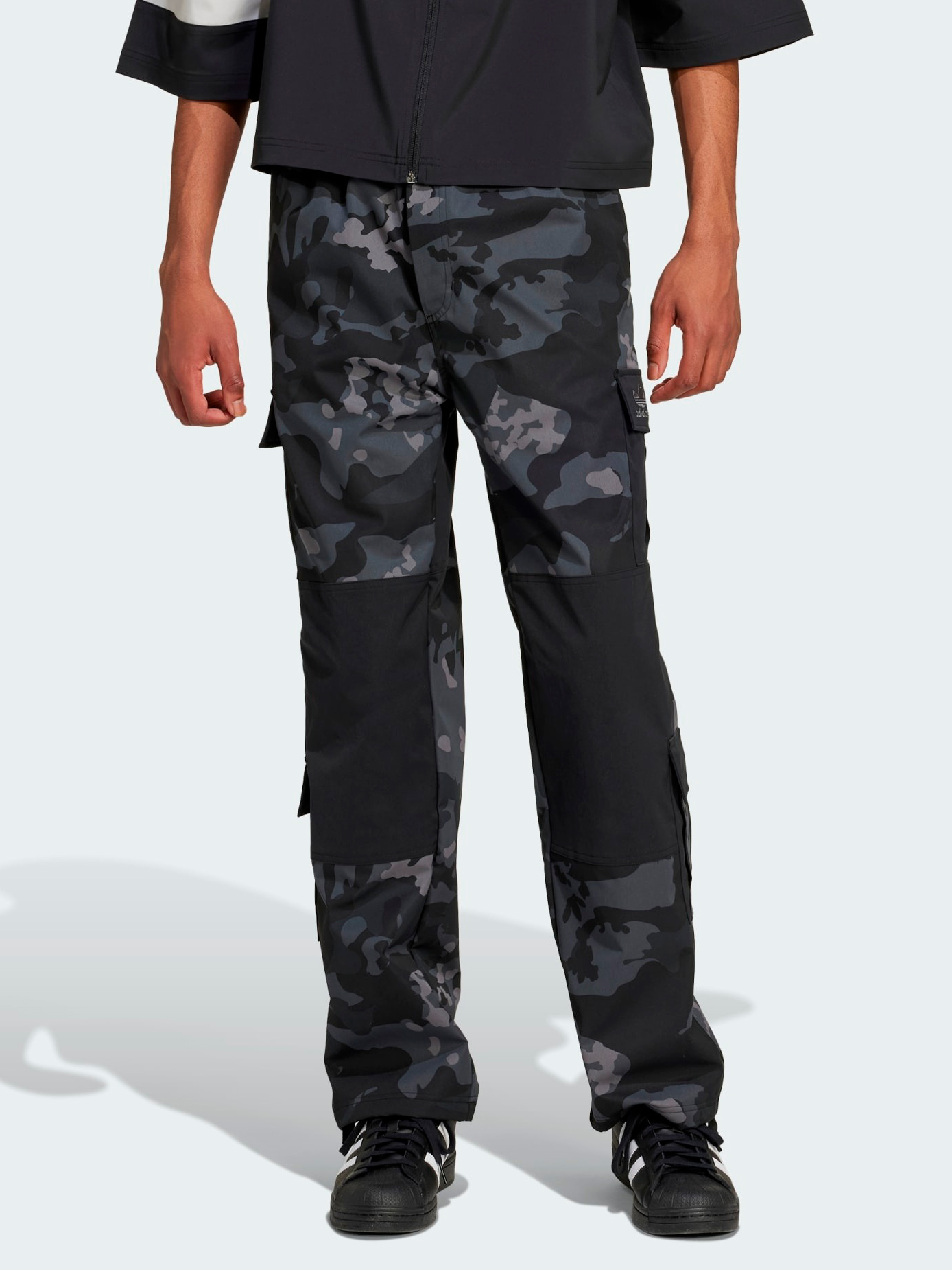 Акція на Спортивні штани чоловічі Adidas Originals Camo Cargo Pant IZ2523 M Чорні від Rozetka