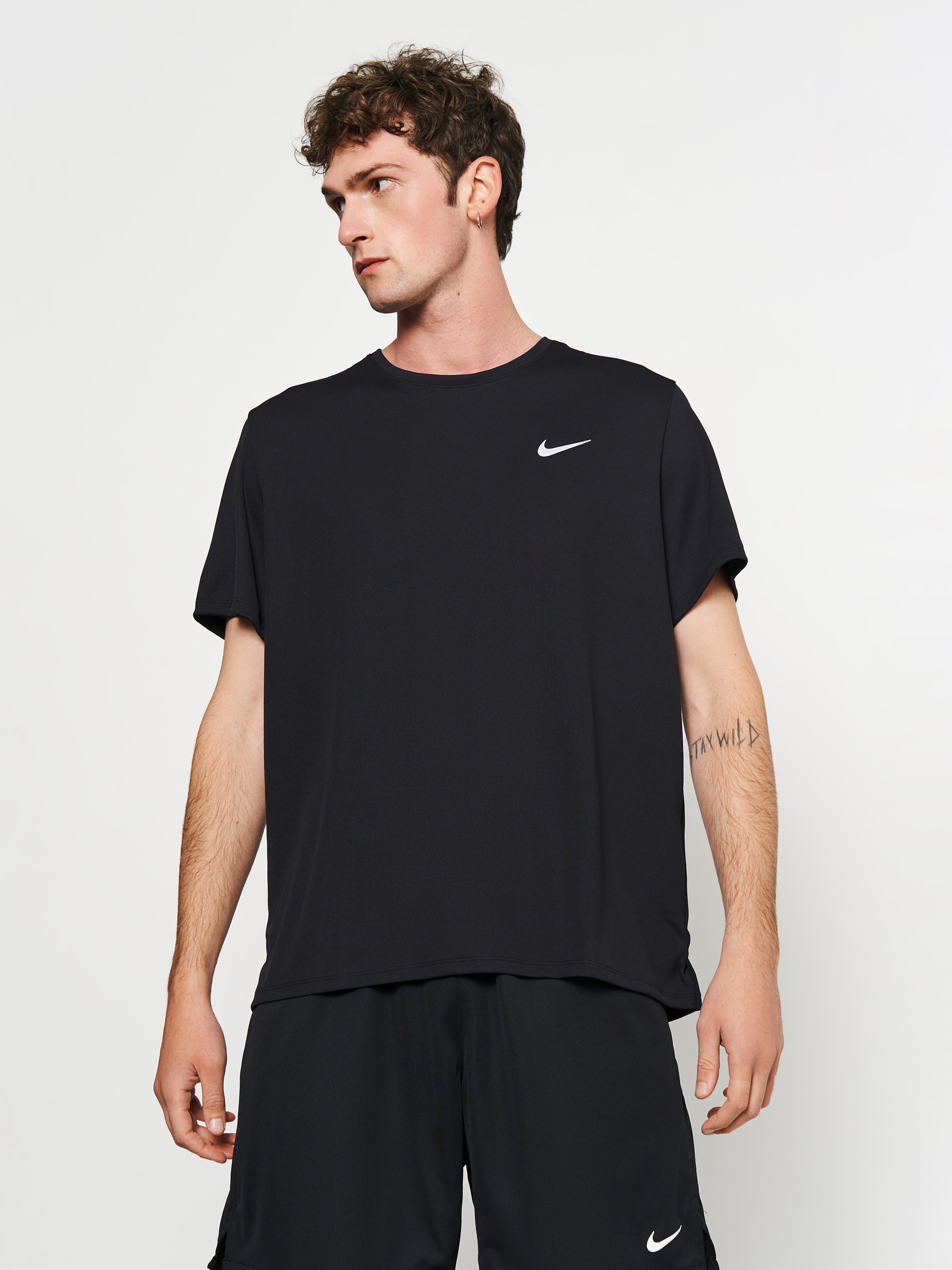 Акція на Футболка спортивна довга чоловіча Nike M Nk Df Uv Miler Ss DV9315-010 L Чорна від Rozetka