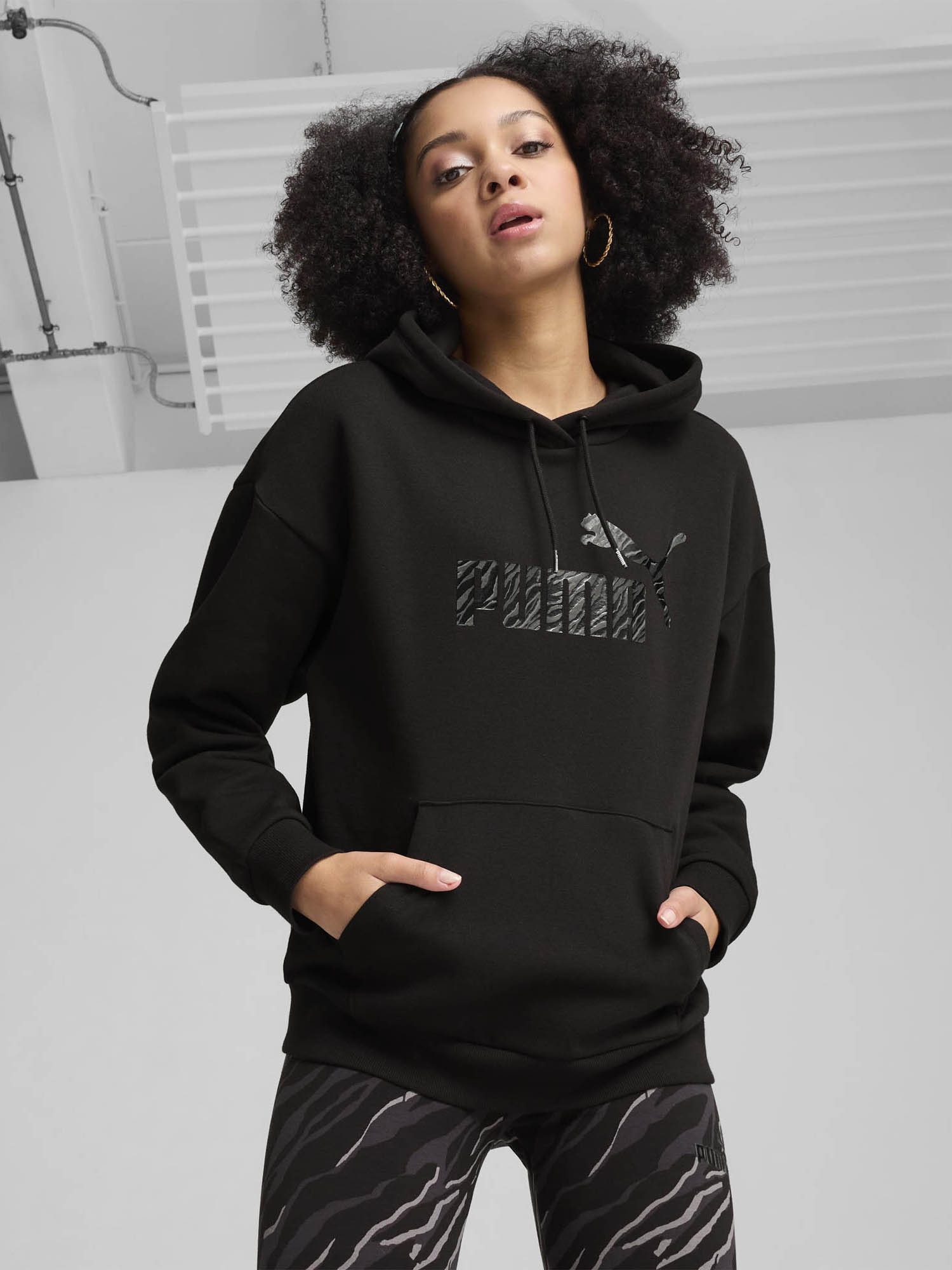 Акція на Худі жіноче Puma Essentials+ 68149201 XS Чорне від Rozetka