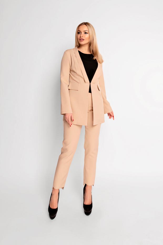 

Женский JADONE FASHION брючный костюм с удлиненным жакетом на застежке Kodi цвет бежевый  (Брючный костюм Kodi бежевый, Женский JADONE FASHION брючный костюм с удлиненным жакетом на застежке Kodi цвет бежевый S (Брючный костюм Kodi бежевый)