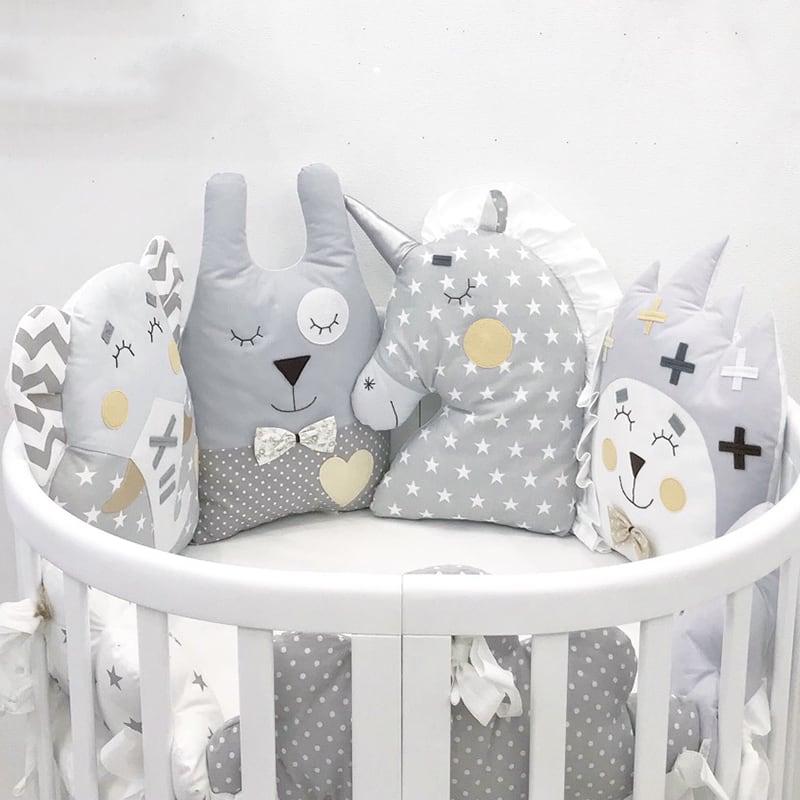 

Бортики игрушки в овальную кроватку "Тойсики" BabyKomfort + 2 простыни на резинке Компашка серый