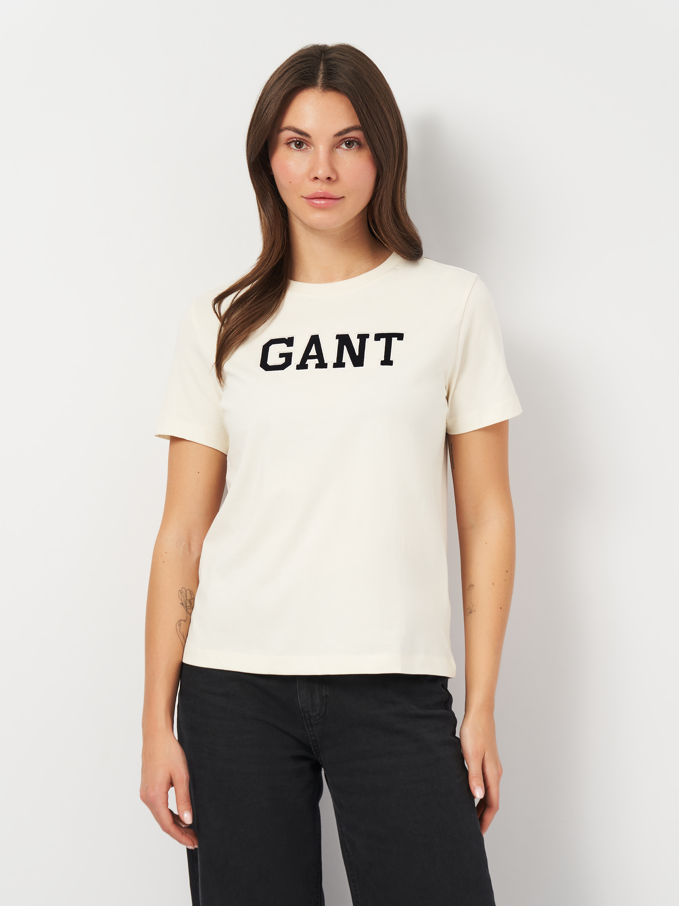 Акція на Футболка бавовняна жіноча GANT Reg Velour Applique T-Shirt 4201256-130 S Біла від Rozetka