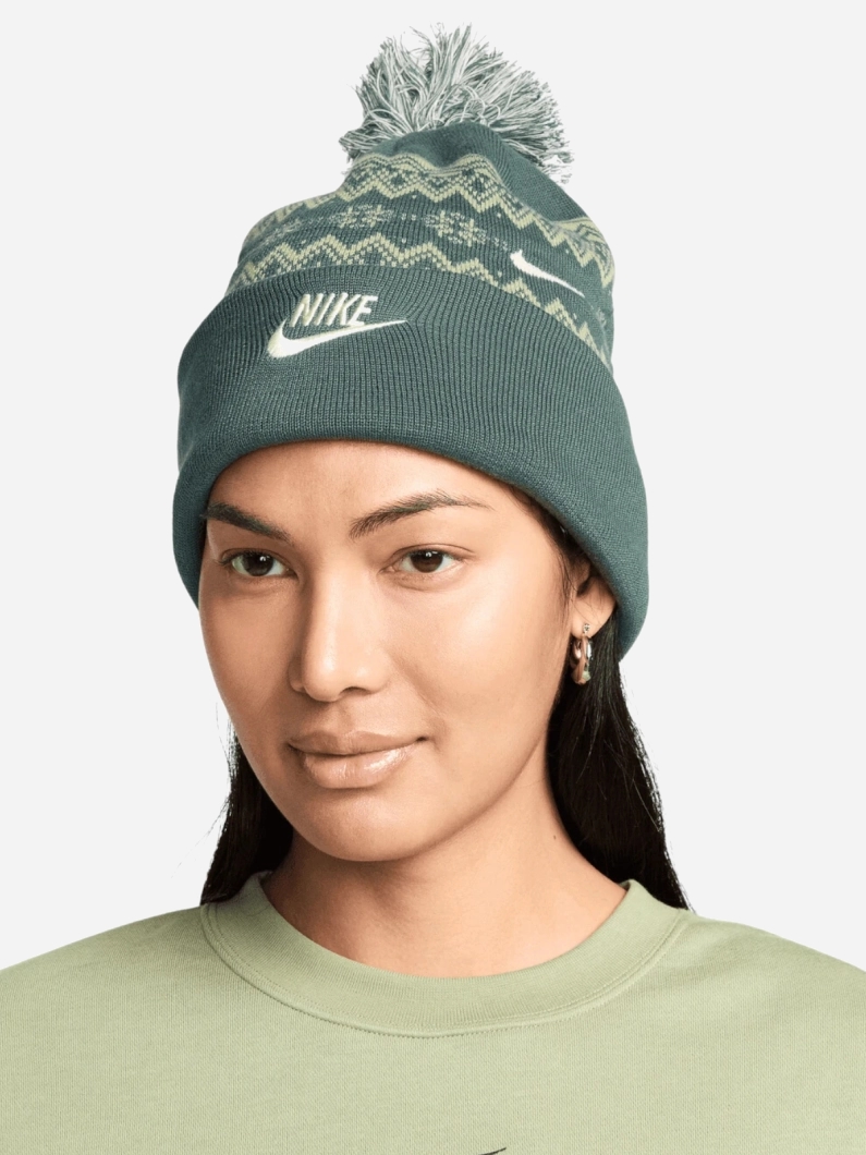 Акція на Шапка жіноча Nike U Nk Peak Beanie Sc Hol24 L HF0188-338 One Size Зелена від Rozetka