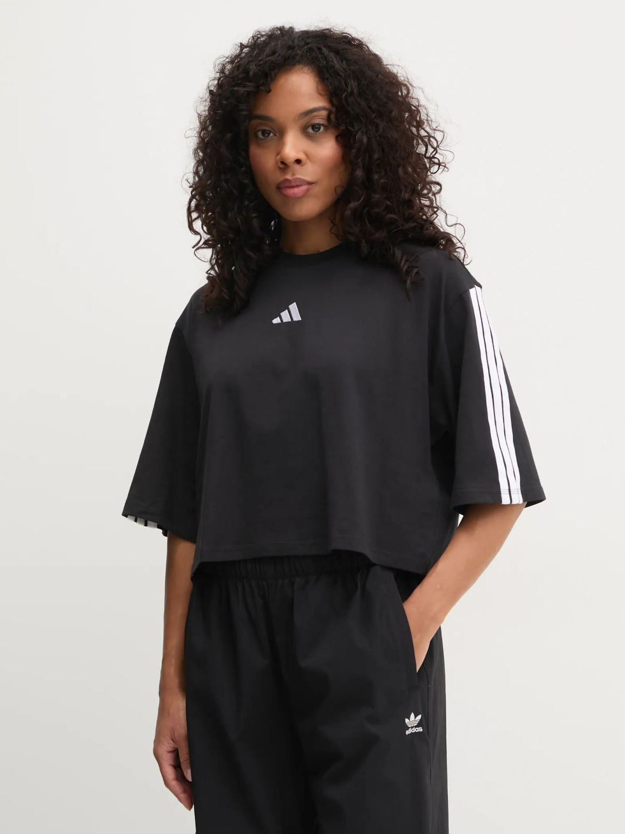 Акція на Футболка бавовняна оверсайз коротка жіноча Adidas W 3S Sj Tlr T JD4998 XXS Black/White від Rozetka