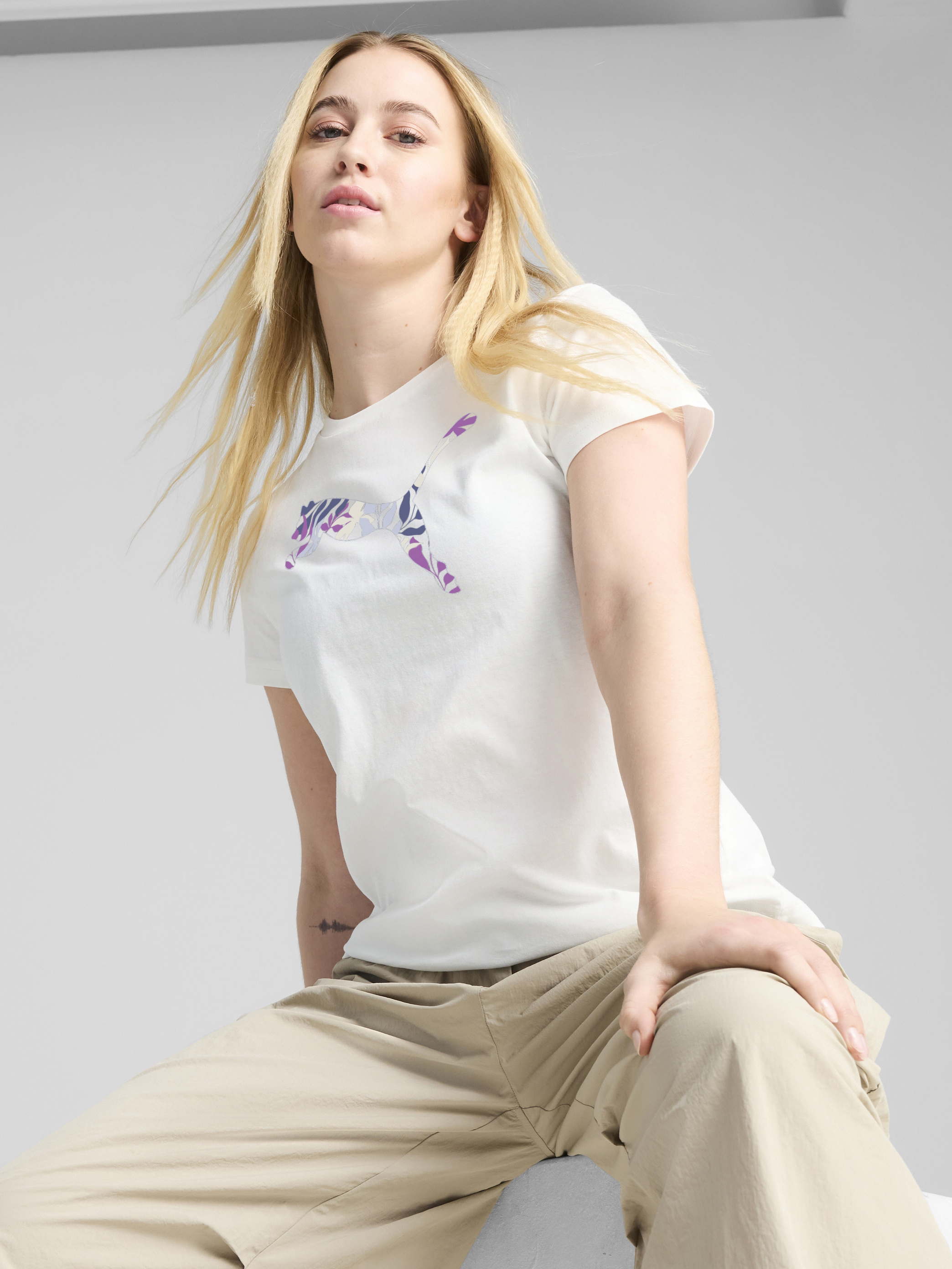 Акція на Футболка бавовняна жіноча Puma Graphics Floral Cat Logo Tee 68508102 XXS White від Rozetka