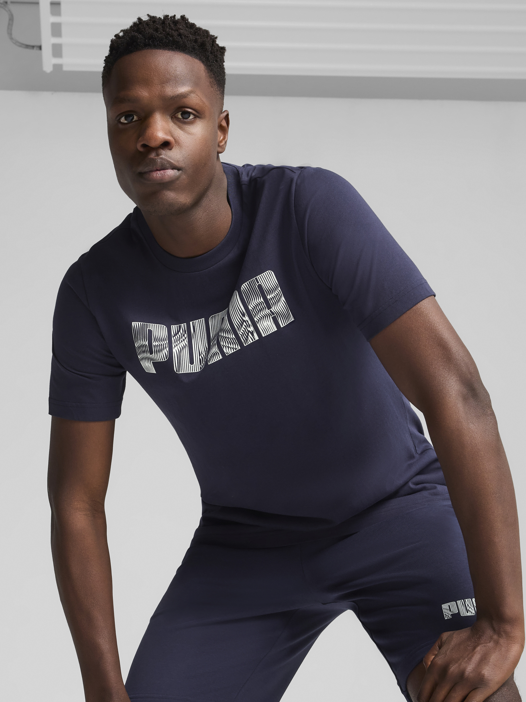 Акція на Футболка бавовняна довга чоловіча Puma Mass Merchants Tee 68465906 S Navy з принтом від Rozetka