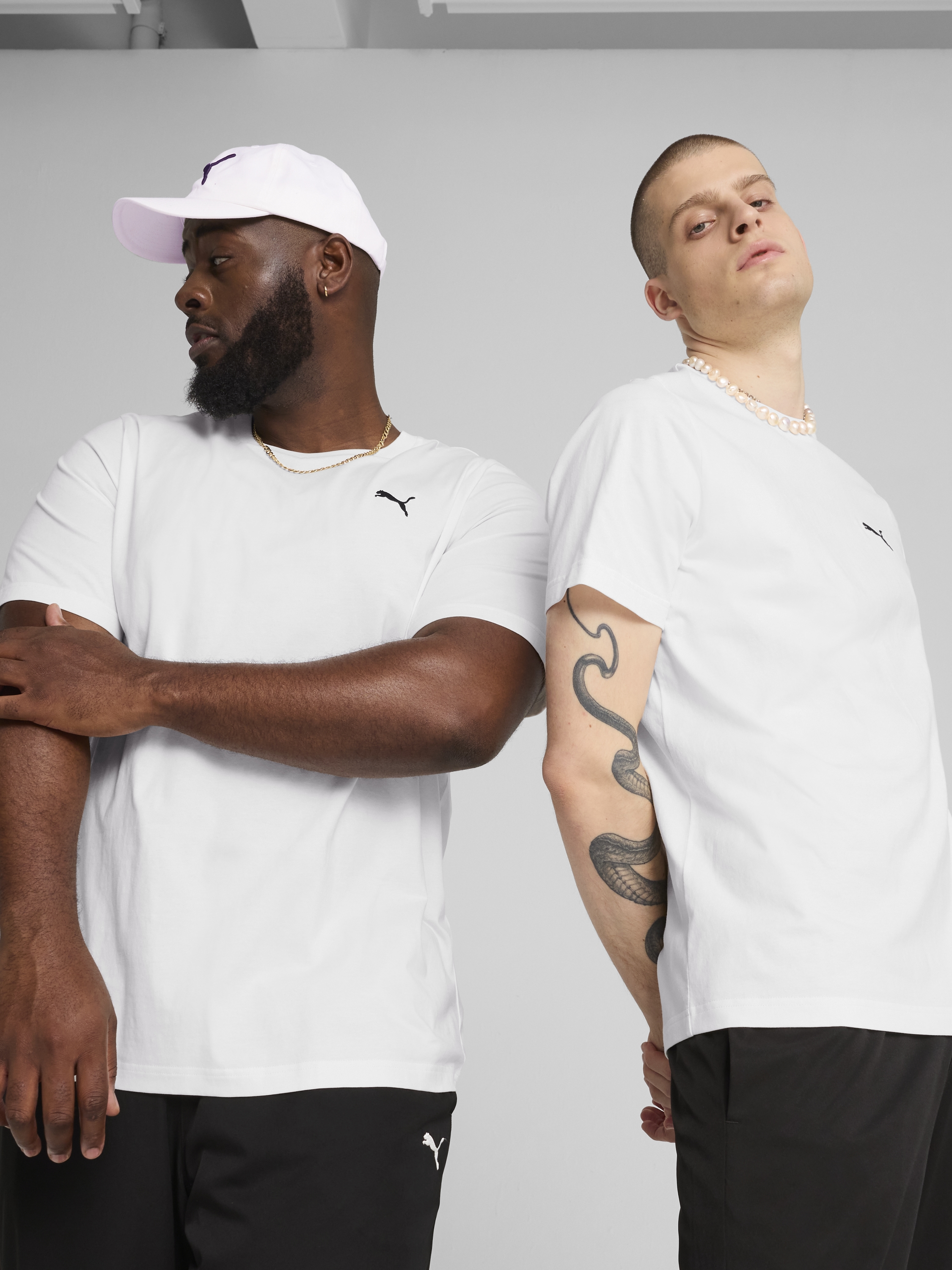 Акція на Футболка бавовняна довга чоловіча Puma Ess Small Logo Tee 68253802 S White від Rozetka