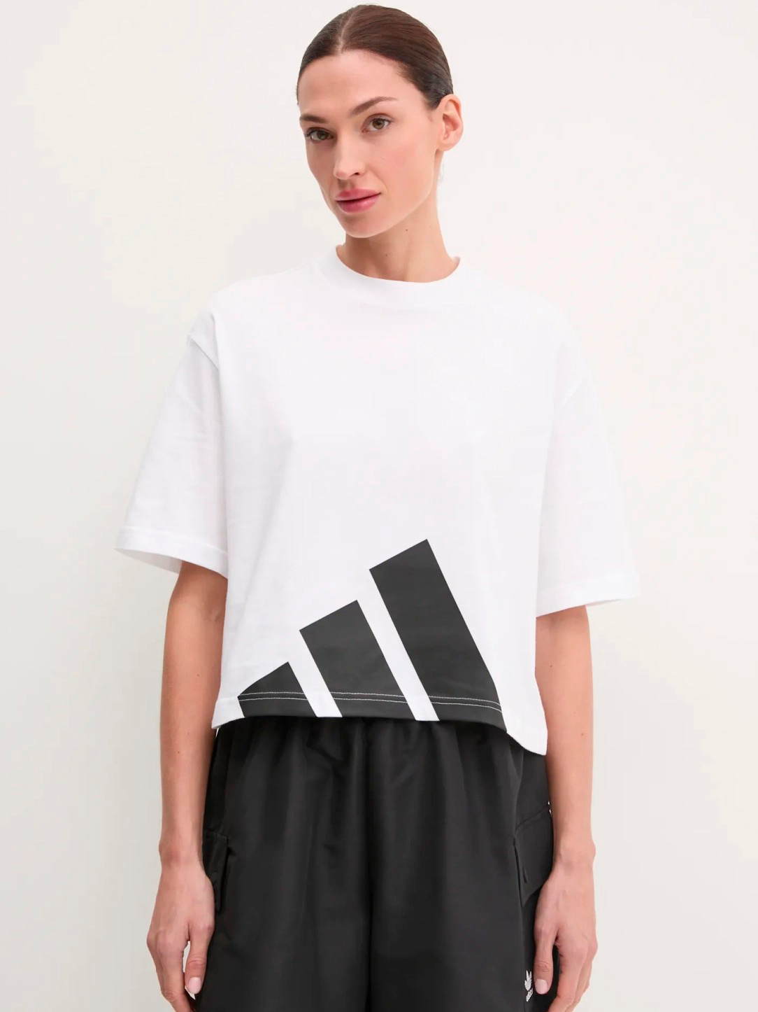 Акція на Футболка бавовняна оверсайз коротка жіноча Adidas W Bl Sj Bf T JG8737 XS White/Black від Rozetka