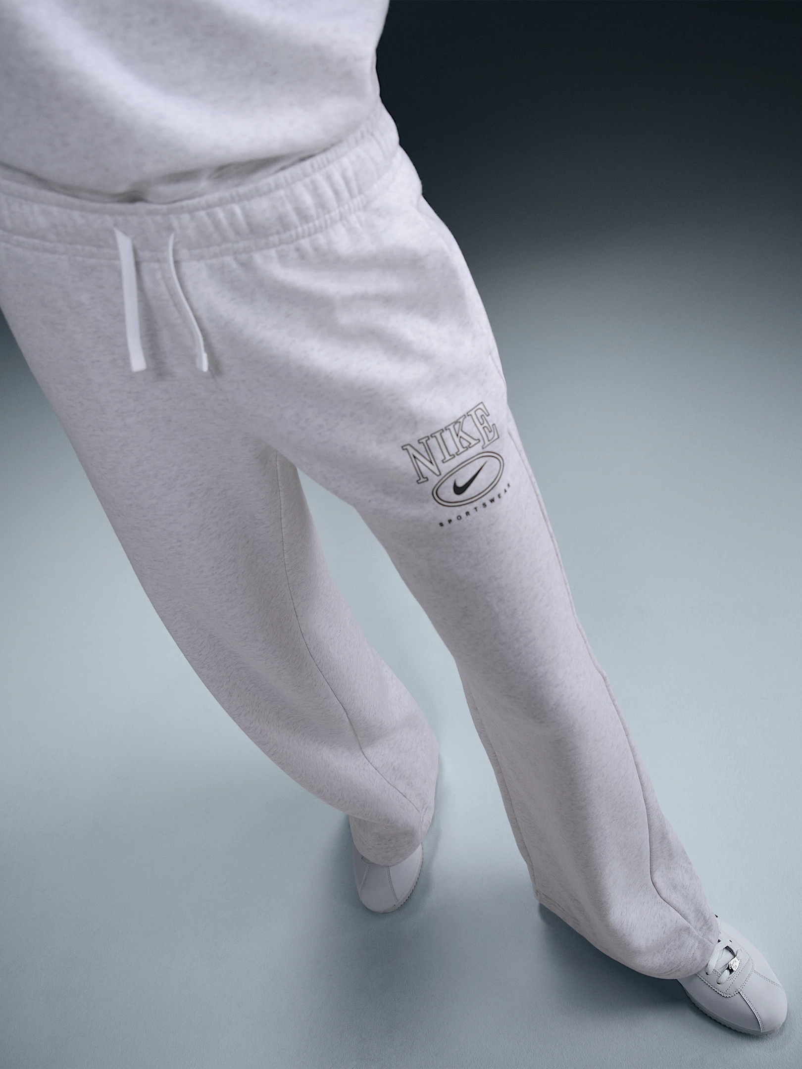Спортивні штани жіночі Nike Sportswear Club HJ0869-051 L Світло-сірі від Rozetka на платформі USKIDKA Акція на Спортивні штани жіночі Nike Sportswear Club HJ0869-051 L Світло-сірі від Rozetka