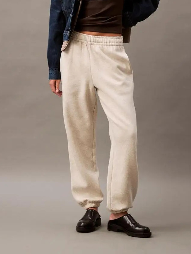 Акція на Спортивні штани на флісі жіночі Calvin Klein Archive Logo Fleece 15671572440 L Бежеві від Rozetka