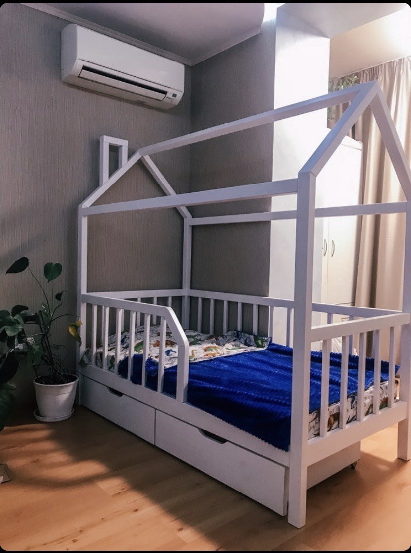 

Детская кроватка-домик WoodHouse 1900x900 с ящиками и дополнительным бортиком белая натуральное дерево