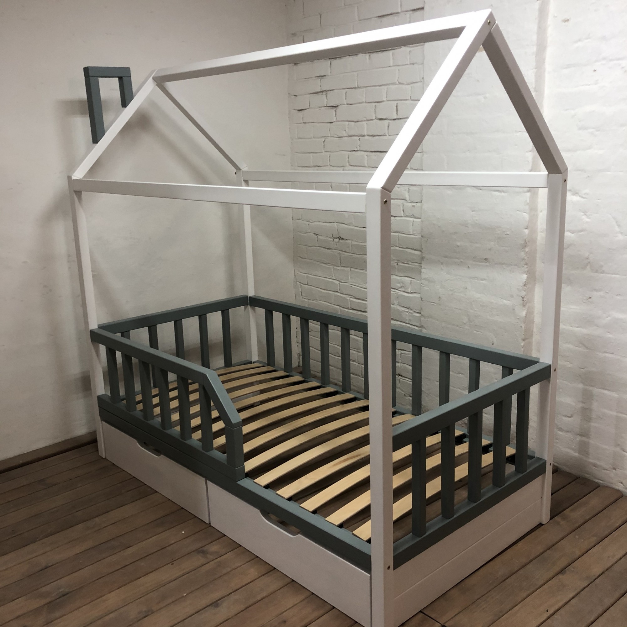 

Детская кроватка WoodHouse 1600x800 с ящиками и дополнительным бортиком белая+серые бортики натуральное дерево
