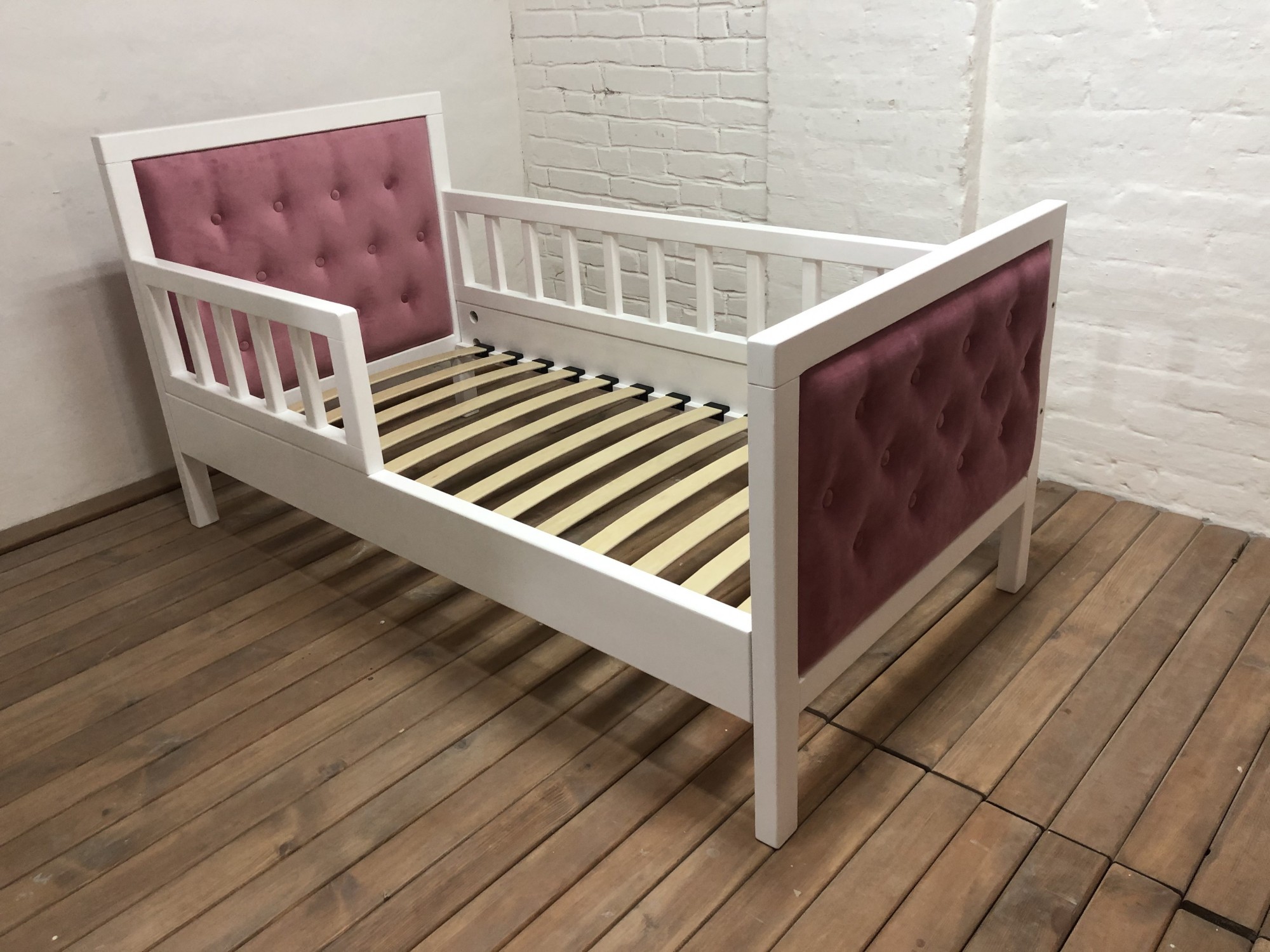 

Детская кроватка WoodHouse 1900х900 с защитным бортиком белая+розовая обивка натуральное дерево