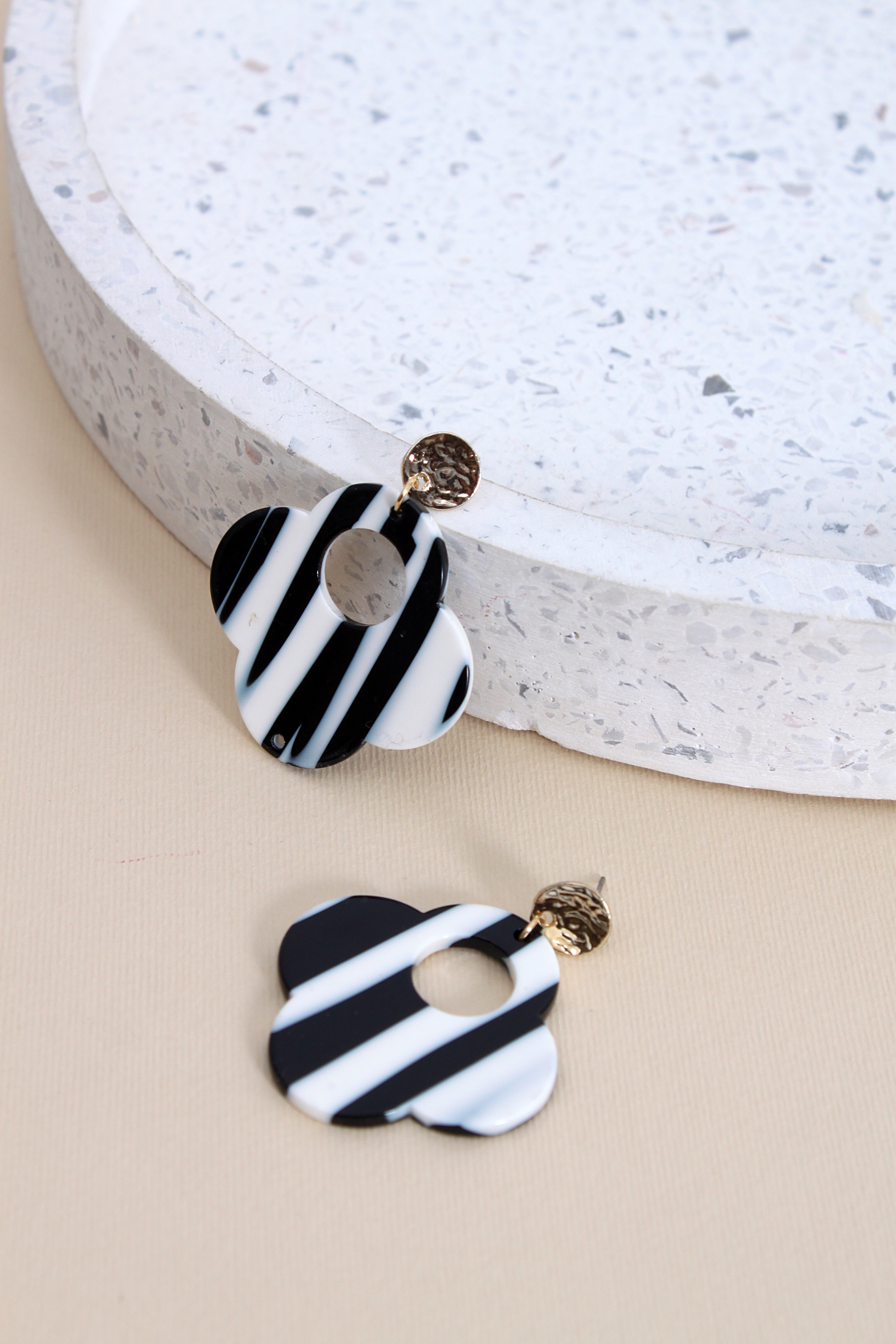 

Подвески FAMO Серьги Джесинда черные+белые Длина 5(см)/ Ширина 4(см) (Ser-751)