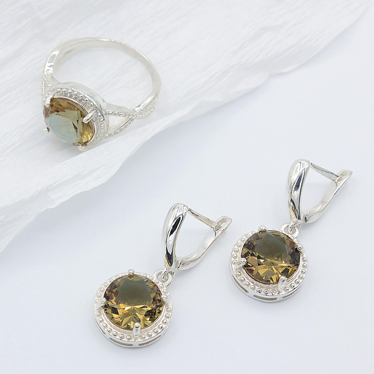 

Серебряное кольцо и серьги с султанитом 16,5 р