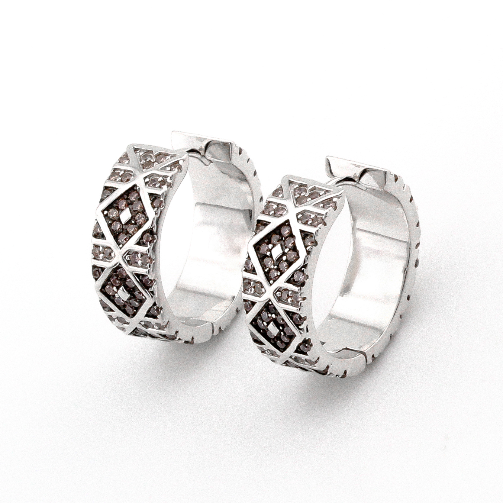 

Серебряные серьги с коричневыми фианитами (Ø 1,7см) C121100 Диамант