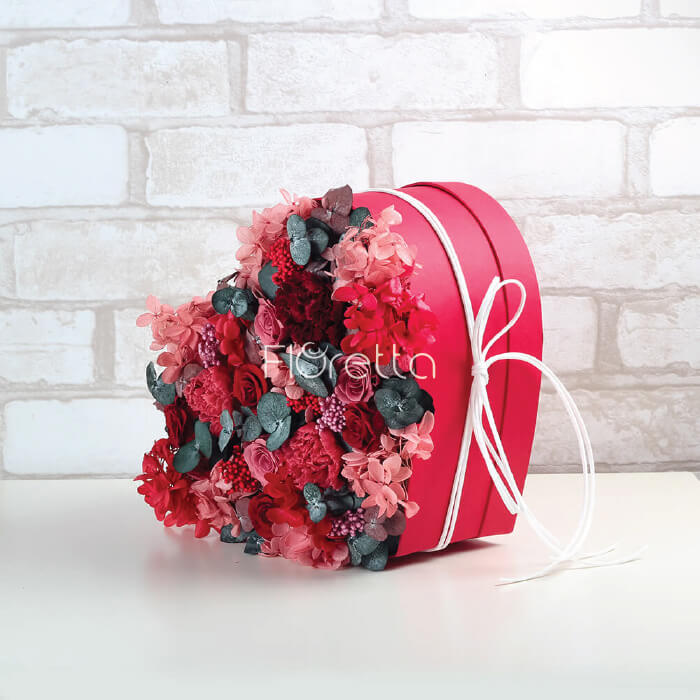 

Букет «На вершине чувств» - живые стабилизированные цветы в коробке-сердце M