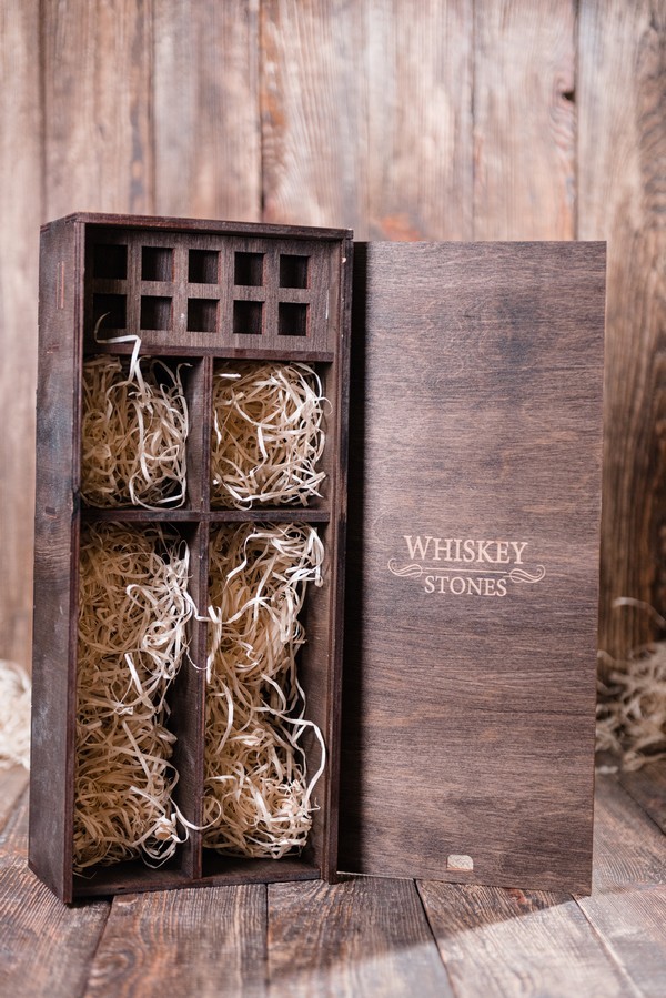 

Камни для виски Whiskey stones Original со стаканами Bormoli Rocco Cassiopea в подарочном пенале 10 шт. из стеатита + 2 бокала + щипцы с инструкцией