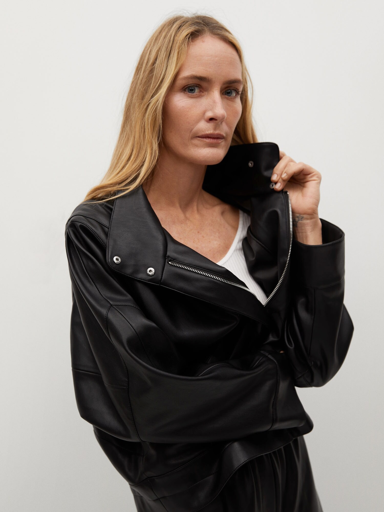 

Куртка из искусственной кожи Mango 87013254-99 L