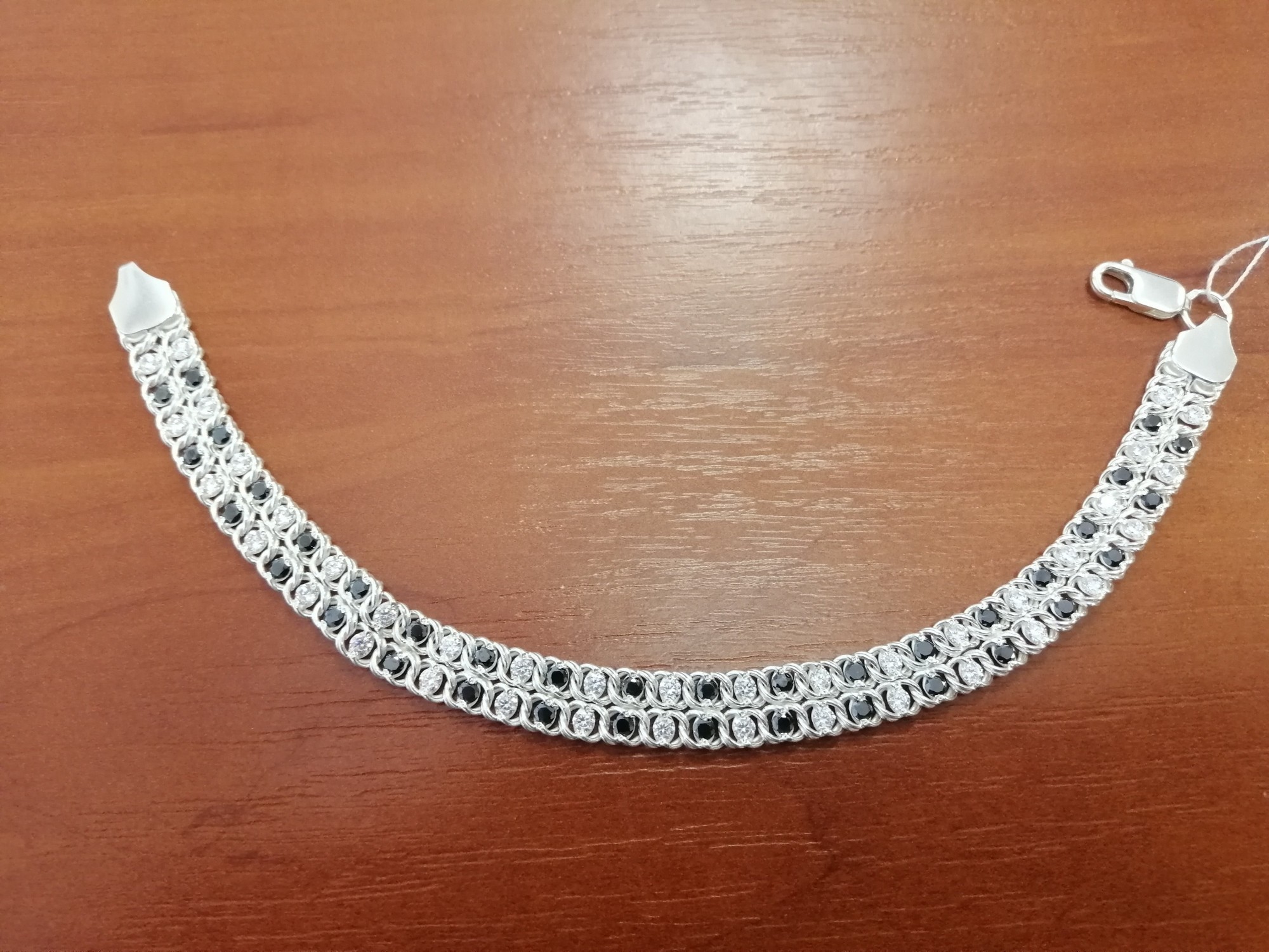 

Серебряный женский браслет двойной Арабский бисмарк с чёрными и белыми камнями 19см / 9мм белый