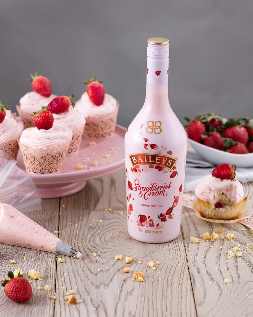 Ликер Baileys Strawberries+Cream 0.7 л 17% (5011013933457) – фото, отзывы,  характеристики в интернет-магазине ROZETKA | Купить в Украине: Киеве,  Харькове, Днепре, Одессе, Запорожье, Львове