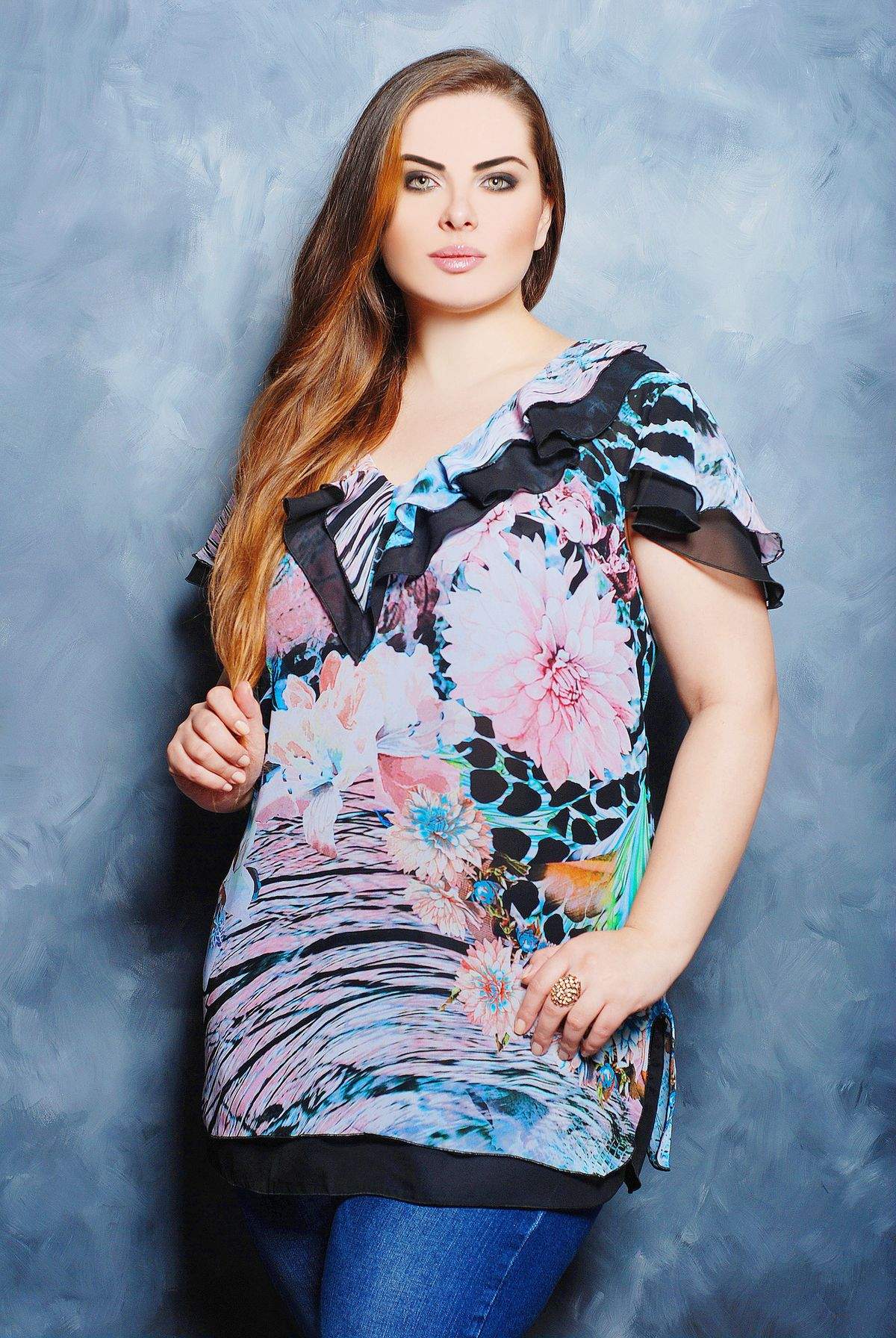 

БЛУЗА С ВОЛАНОМ КАРИНА ЧЕРНАЯ 56