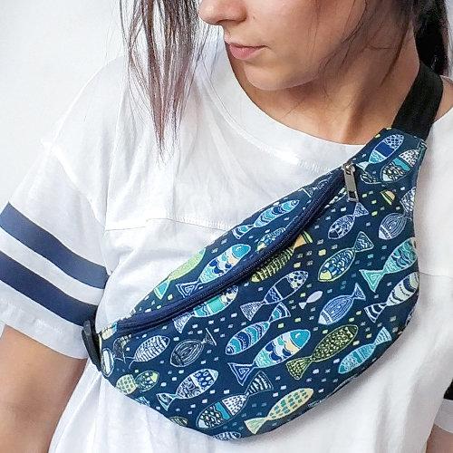 

Сумка на пояс бананка Bumbag Presentville Рыбки на синем фоне 27х16 см