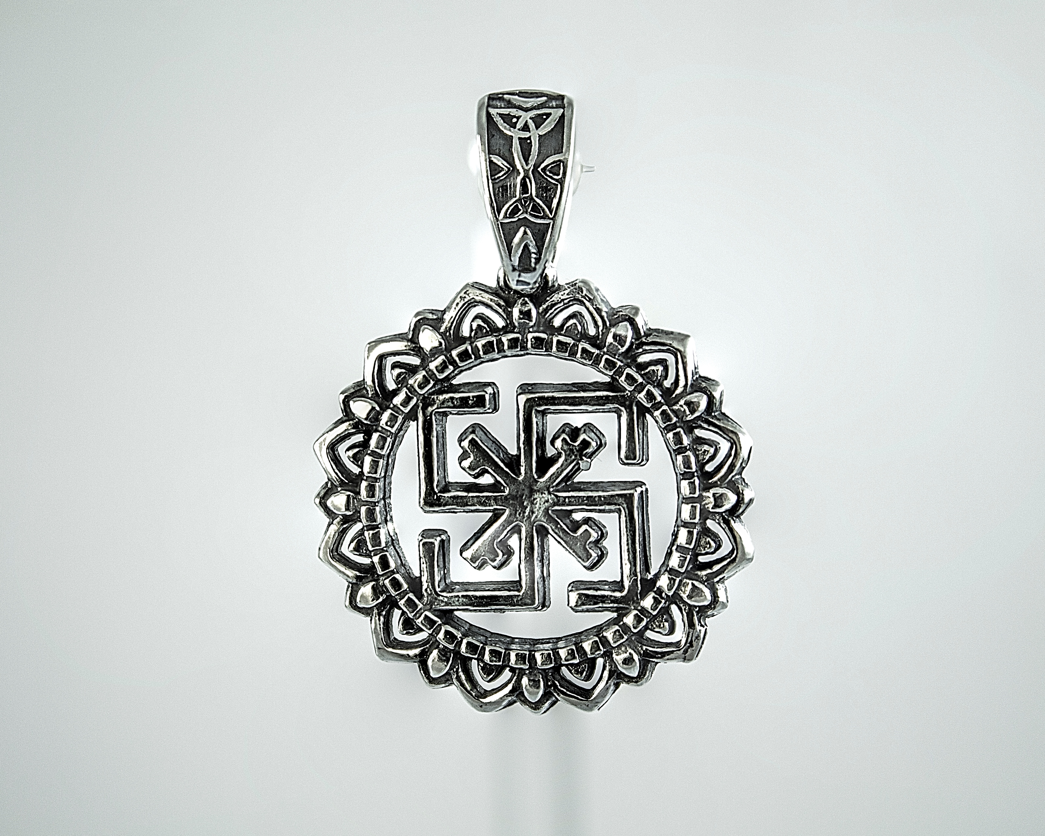 

Кулон CHAS Знак солнца Коловрат Солнцеворот Серебро 925 пробы 3.3 см.