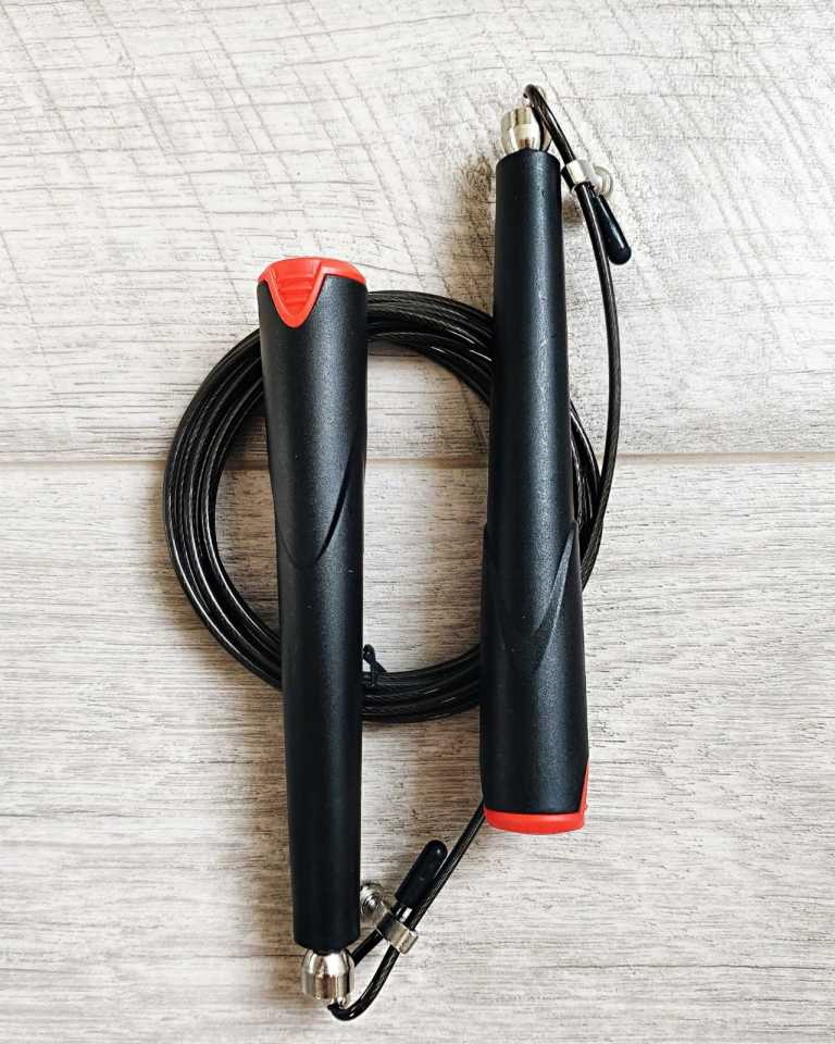 

Скоростная скакалка на подшипниках для фитнеса и кроссфит IFITFUN Jump Rope 3 м из ABS черная с красным