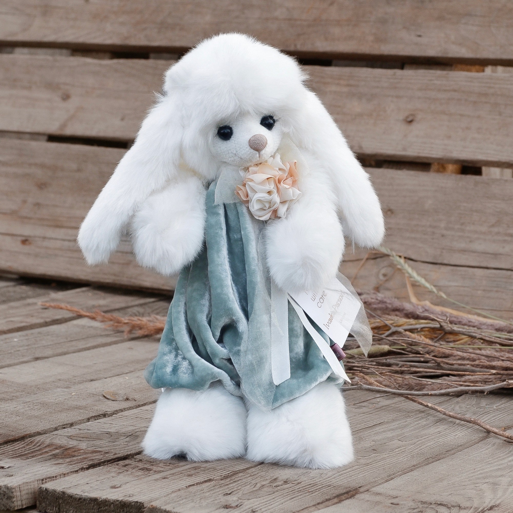 

Интерьерная игрушка Ivanka Present Зайка Любочка эксклюзив 30 см шелковая зеленая