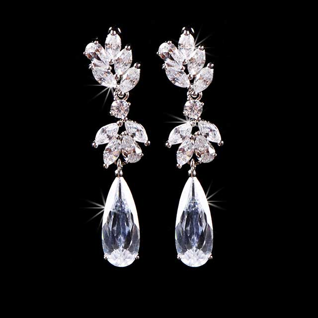 

Сережки Кристальный ручей DiaDemaGrand Серебряный с белым камнем (041662-15-2)