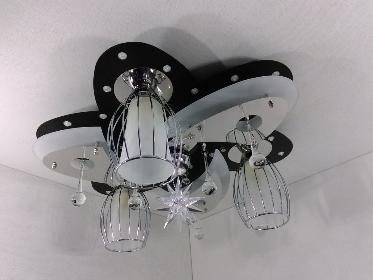 

Люстра потолочная Космос с цветной Led подсветкой и автоматическим отключением с пультом (20х50х50 см.) Черный, хром YR-5520/31
