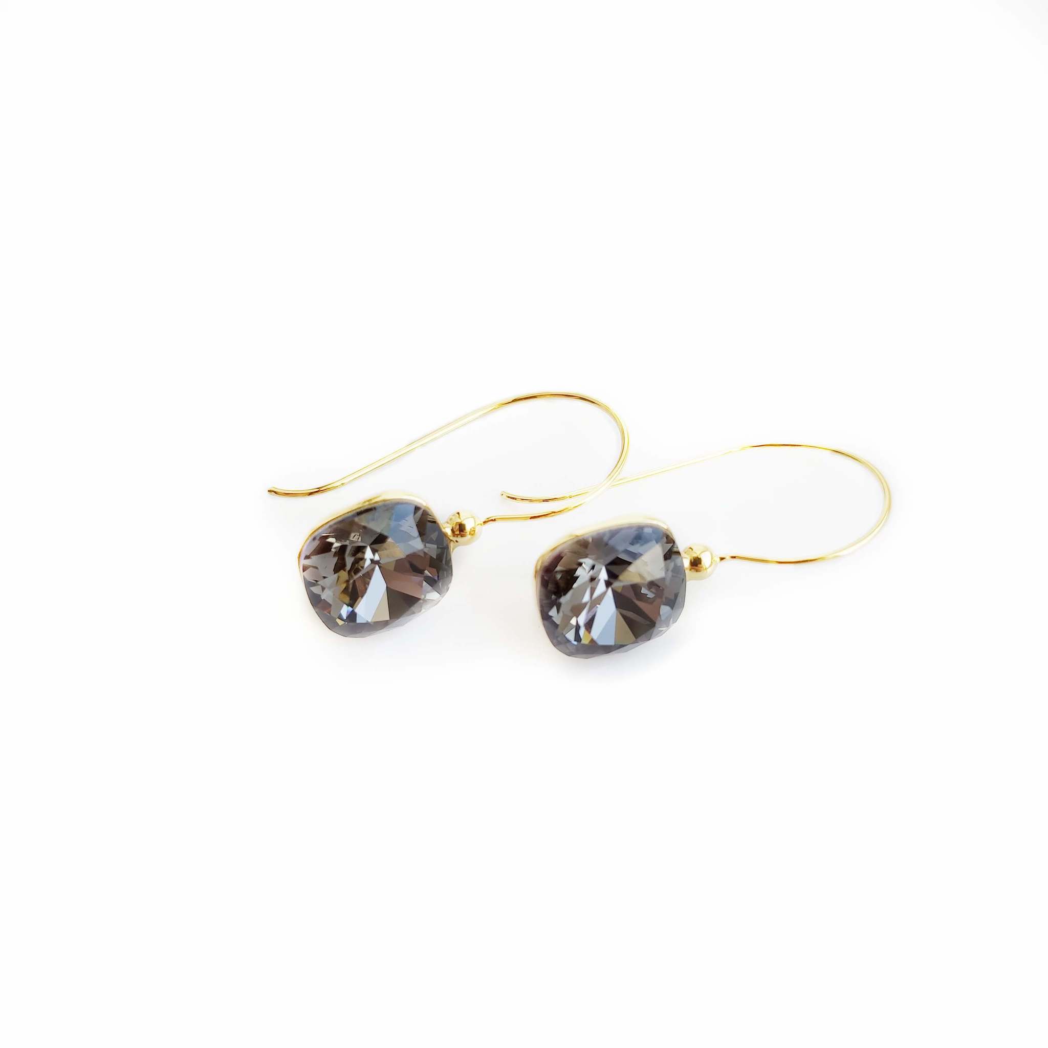 

Серьги Colibra с кристаллами Swarovski в форме квадратов графитового цвета P13404Au