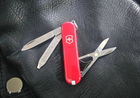 Швейцарський мультиінструмент Victorinox Classic SD 58 мм червоний 0.6223