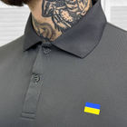 Мужское плотное Поло с принтом "Флаг Украины" / Футболка приталенного кроя серая размер M - изображение 3