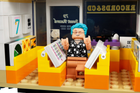 Zestaw klocków LEGO Ideas BTS Dynamite 749 elementów (21339) - obraz 7