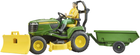 Zestaw Bruder John Deere Lawn Tractor with trailer and gardener (4001702621049) - obraz 1
