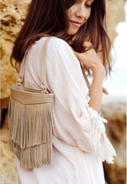 Кожаная женская сумка с бахромой мини-кроссбоди бежевая - изображение 4