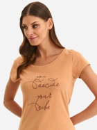Koszulka damska z nadrukiem Top Secret SPO6062BE 34 Karmelowa (5903411520998) - obraz 4