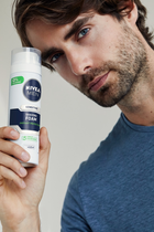 Набір NIVEA Men Sensitive Elegance Заспокійлива пінка для гоління 200 мл + Заспокійливий бальзам після гоління 100 мл + Універсальний крем 75 мл + Антиперспірант-ролик 50 мл + Косметичка (9005800363585) - зображення 9