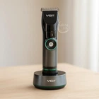 Машинка для стрижки волос и бороды профессиональная аккумуляторная VGR, беспроводной мужской триммер для домашнего и салонного использования с подставкой-зарядкой, LED дисплеем и 6 насадками. Черный PROF-256