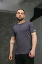 Класична футболка чоловіча з прапором на плечі Intruder темно-сіра трикотажна бавовняна патріотична повсякденна стильна для чоловіків/L