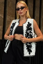 Жилетка з вишивкою 2XL біла (2736)